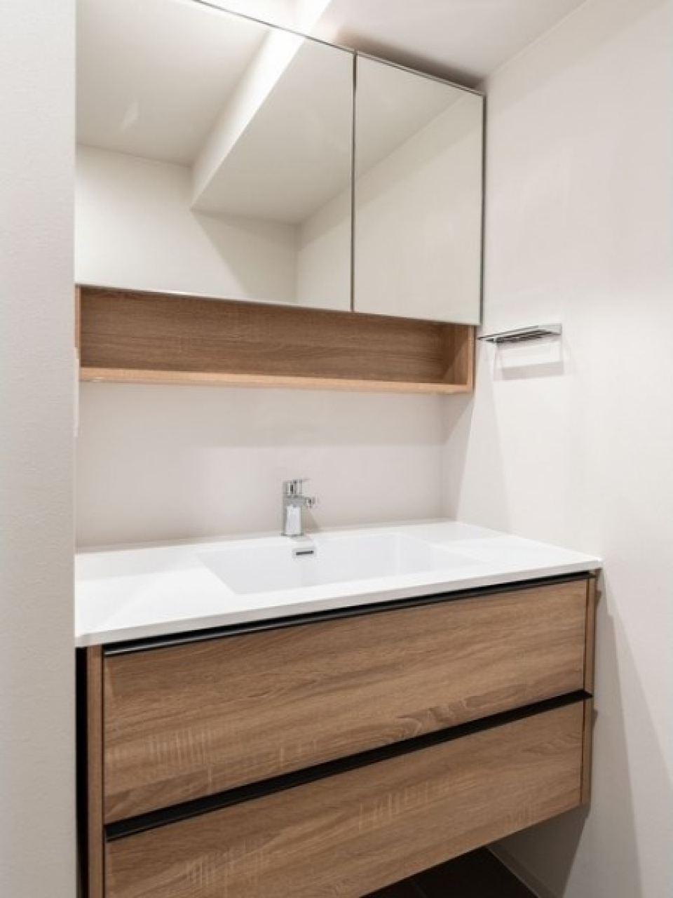 木目調でスタイリッシュな洗面化粧台