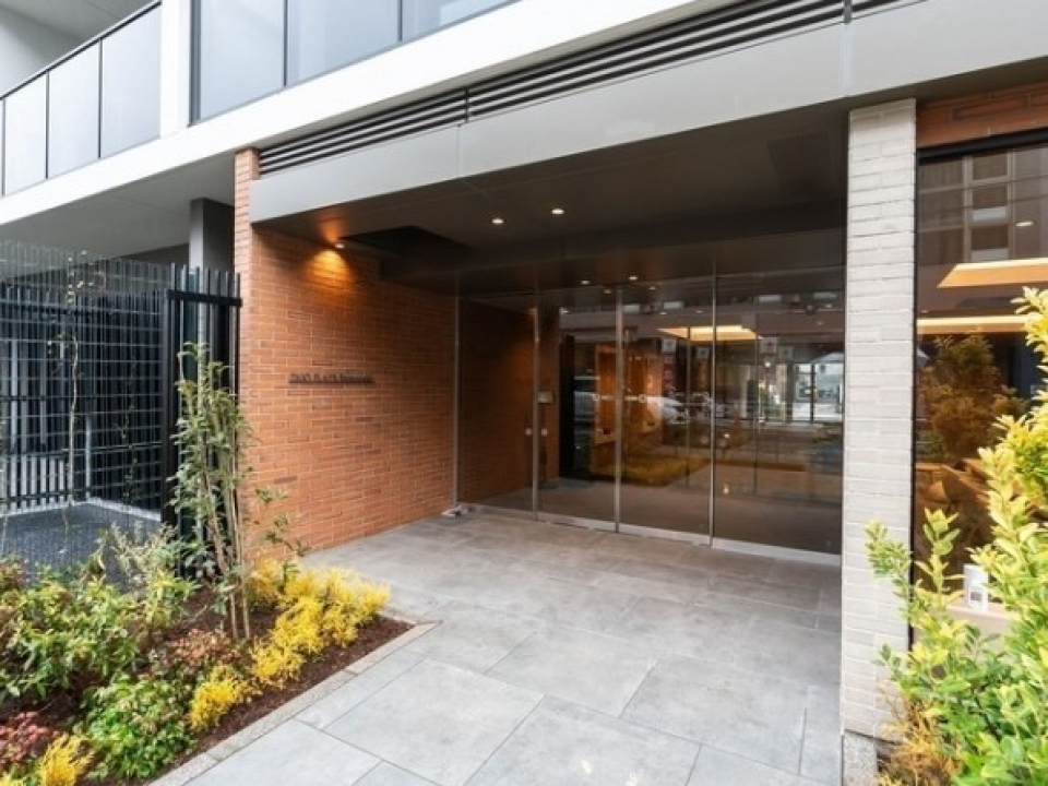 エントランス前は植栽が綺麗です