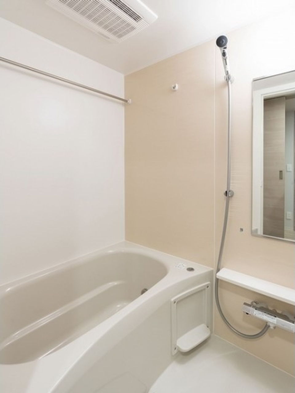 バスルームには浴室乾燥機付き