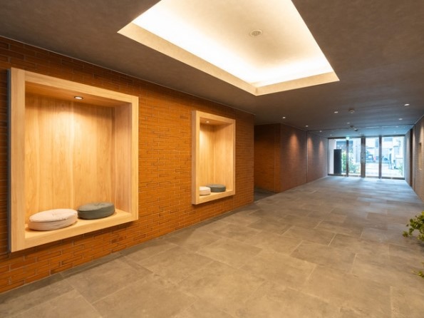 モダンで温かみのあるエントランスホール