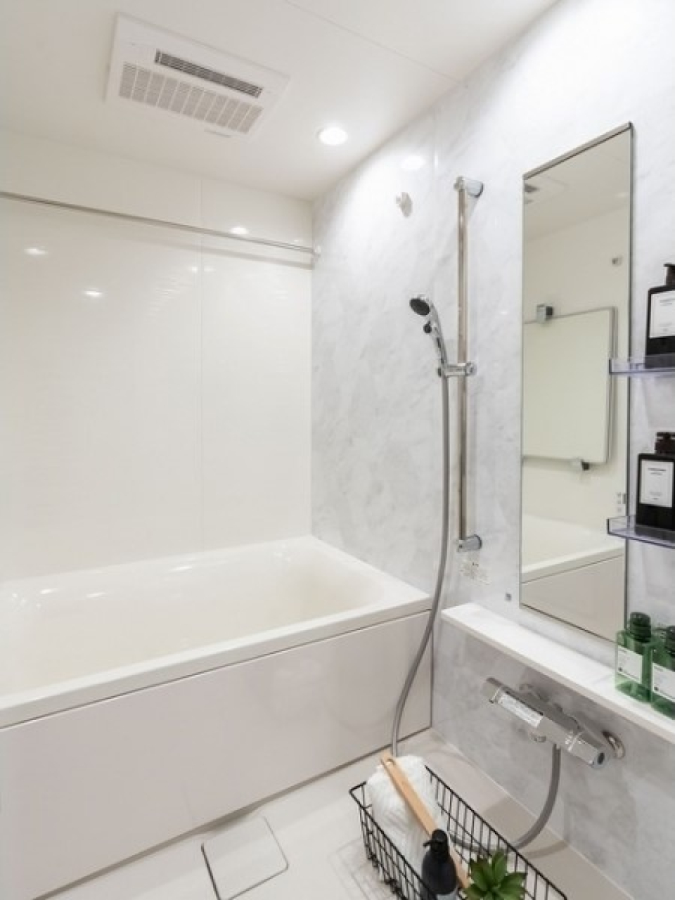 バスルームには浴室乾燥機付き