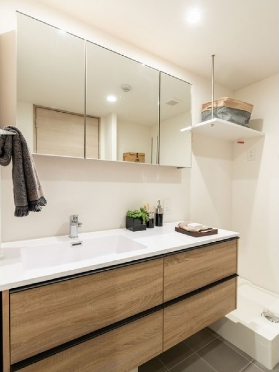 2人並んで身支度できる広さのある洗面化粧台