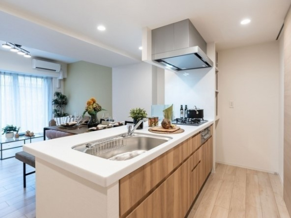 キッチンの背面にはパントリーと納戸があり、食品や日用品のストックにとても便利ですね！