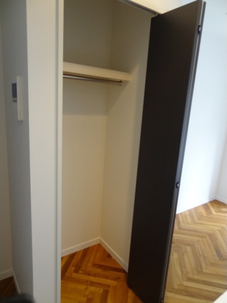 クローゼットに加えて、ハンガーラックを置いてファッションを楽しみたいですね