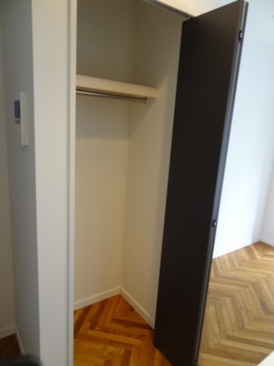 クローゼットに加えて、ハンガーラックを置いてファッションを楽しみたいですね