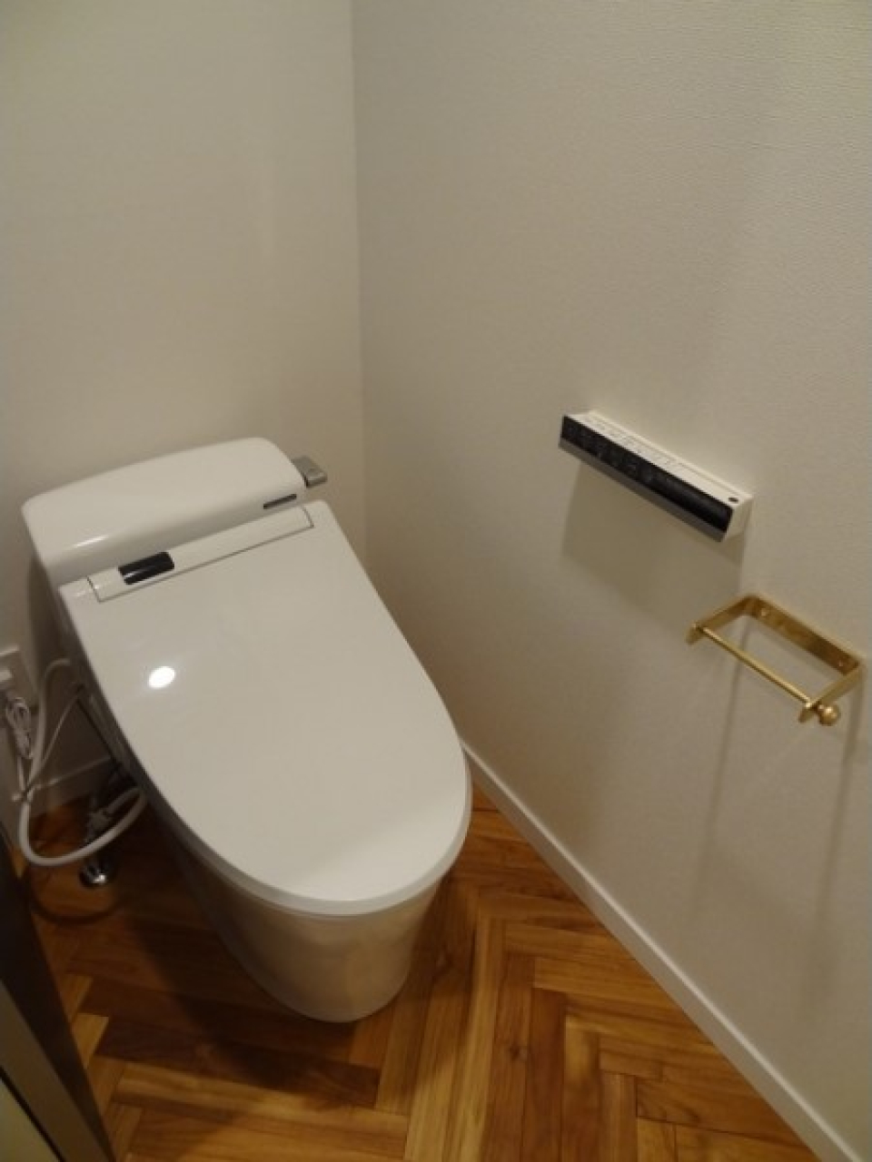 ホルダーが真鍮っぽくて、こういうディティールにも魅力を感じます