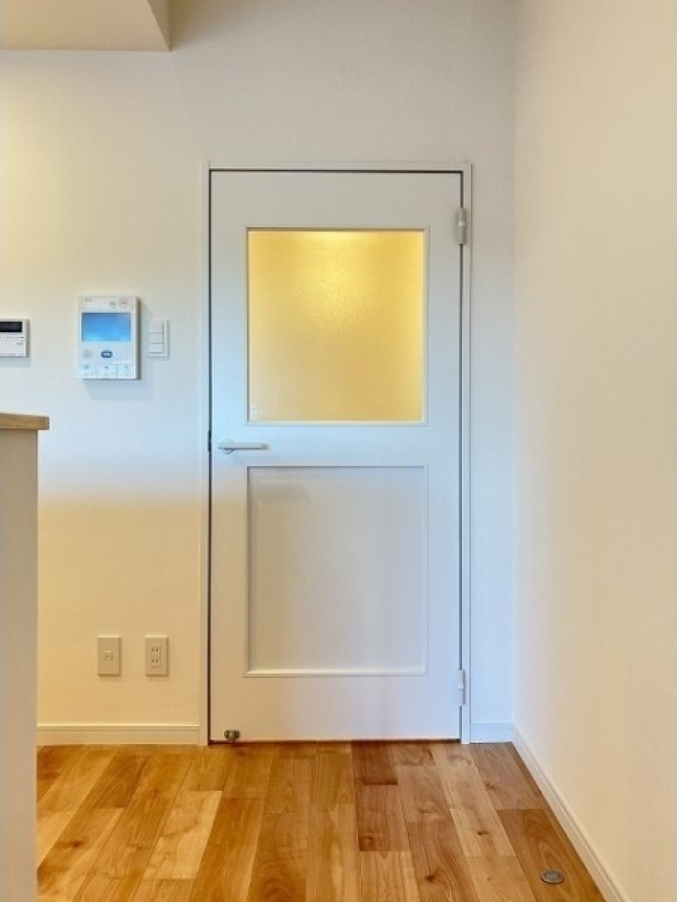 チェッカーガラスがポイントの真っ白な扉がキュート