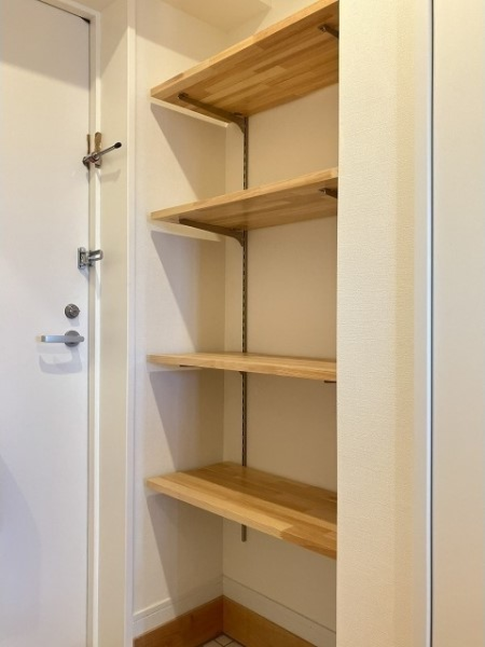 ブーツもスニーカーも整頓できる可動棚