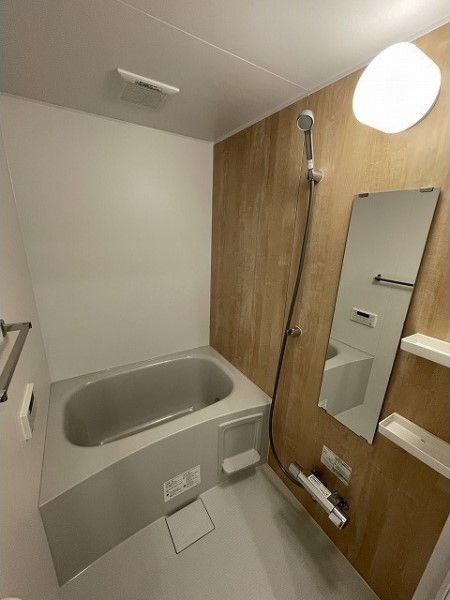 バスルームもウッド調のアクセントパネルが使われています