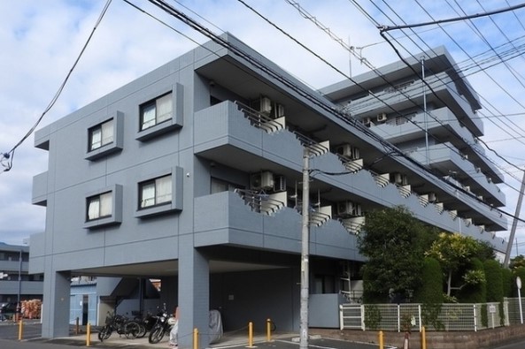 1階にはスーパーやコインランドリーが入った立派なマンションです