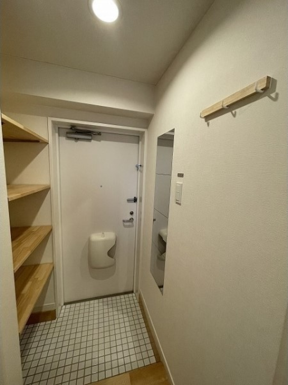 玄関から木の雰囲気を感じられます