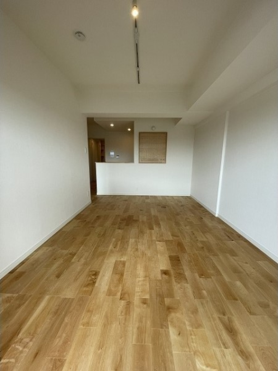 バーチ材の肌触りの良い無垢フローリングを使ったリノベーションです