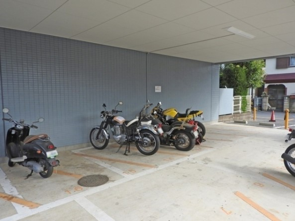 自転車・バイクは屋根下に保管できます