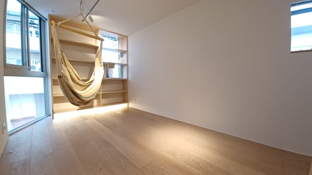 窓際にハンモック！？