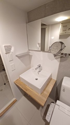 大きな鏡に加えて伸縮アームミラーがある。お支度にうれしい