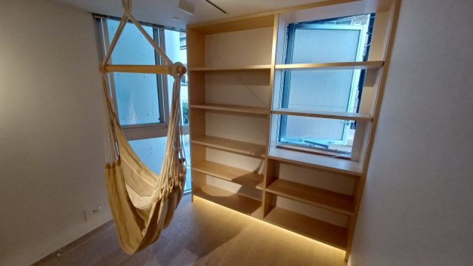 備え付けの本棚からお気に入りの本をピックアップして、ハンモックでゆらゆら