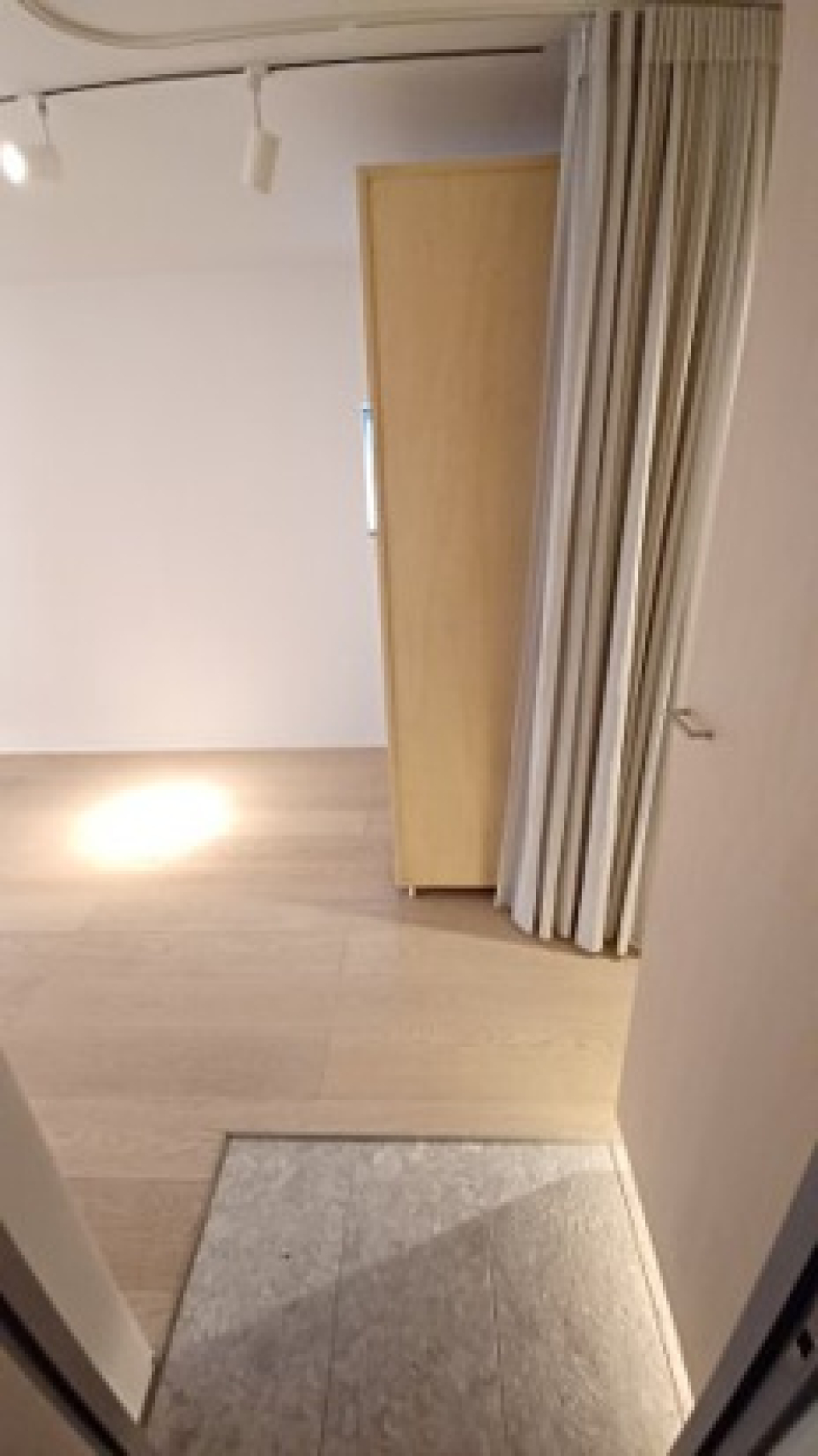 玄関から居室が見えないようカーテンで目隠しできます