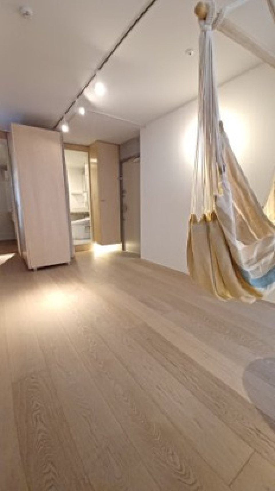 白とベージュにライトと間接照明が映える空間