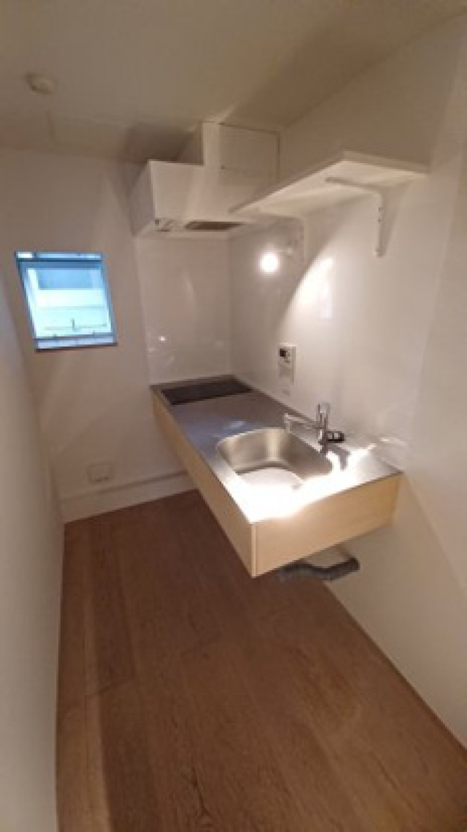 キッチンはスタイリッシュで収納少なめ