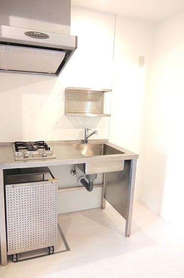 ミニマムでスタイリッシュなステンレスキッチン