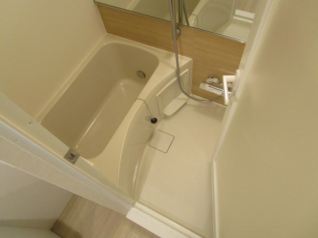 ワイドミラーが魅力的なバスルーム