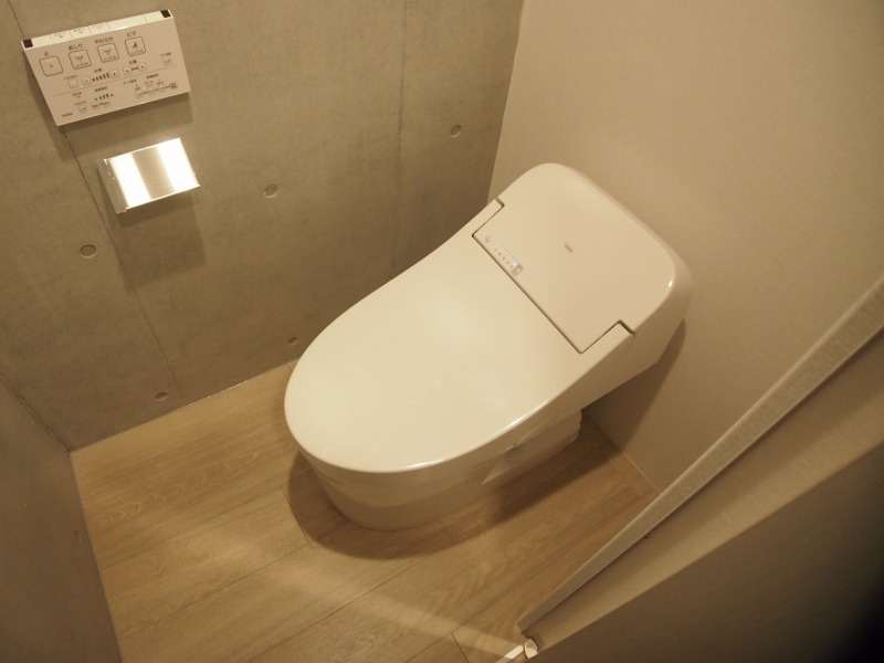 オシャレで機能的なタンクレストイレ（温水洗浄便座付き）