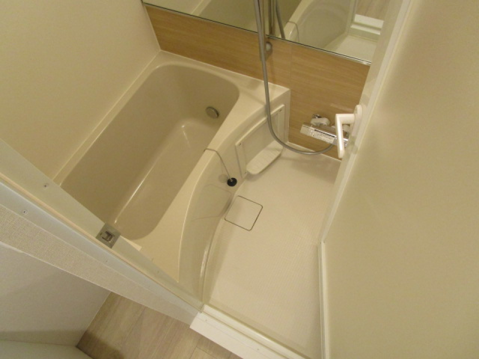 ワイドミラーが魅力的なバスルーム