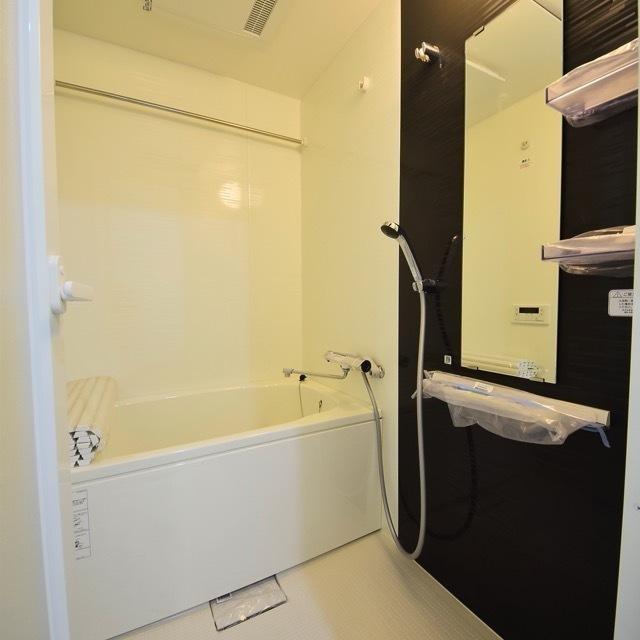 浴室には備え付けの棚や鏡があり、スペースも確保されている