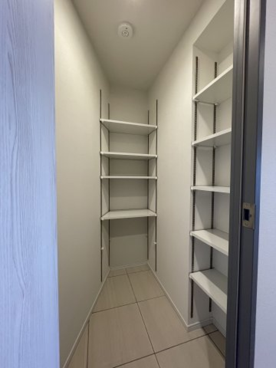 靴以外の備品も収納できるシューズインクローゼット