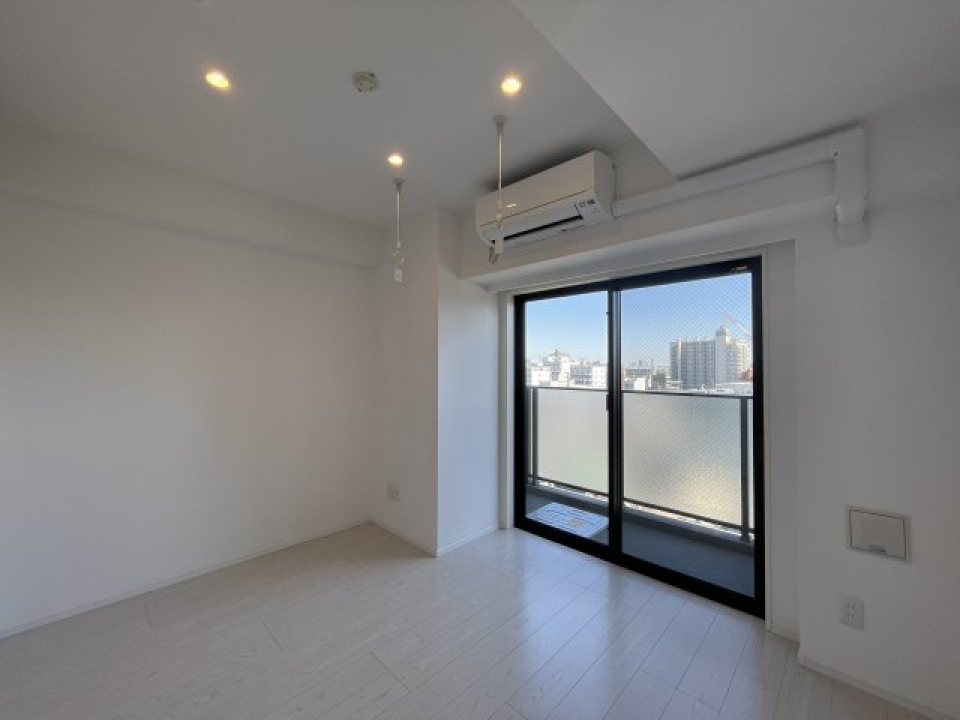 部屋の白に青空が映える