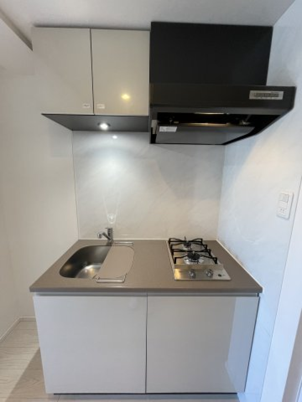 スタイリッシュな2口コンロのキッチン