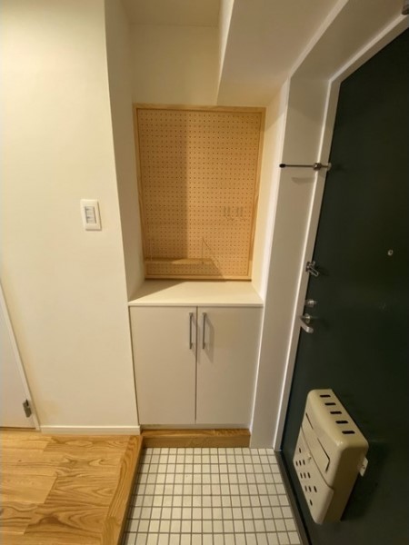 玄関には小物でアレンジしやすい有孔ボードが設置されていますね