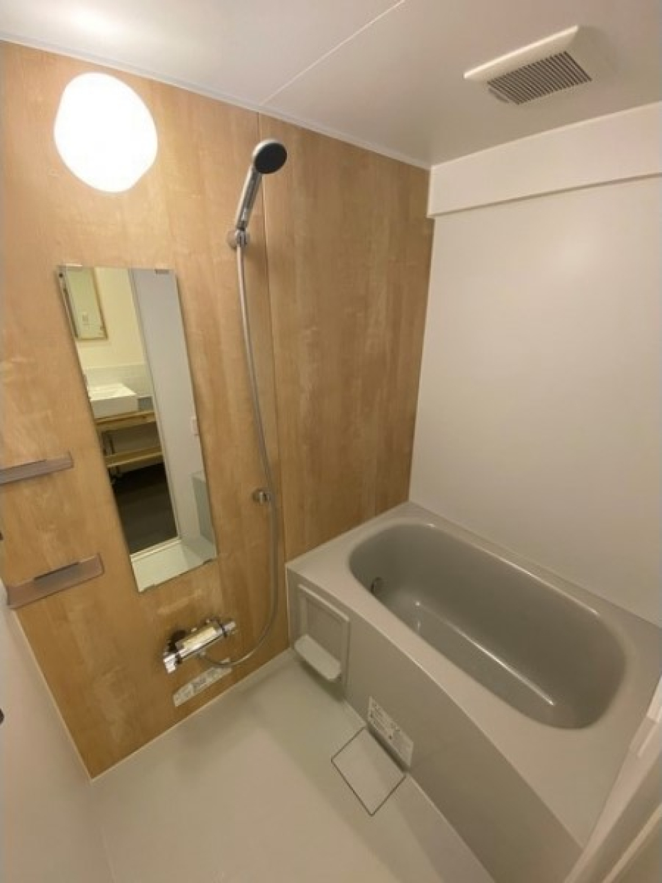 バスルームもウッド調パネルをあしらわれた落ち着く雰囲気に