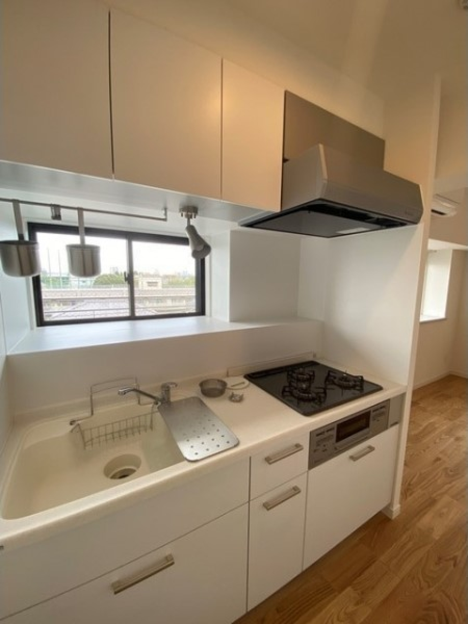 お料理が捗るホワイトカラーのシステムキッチン