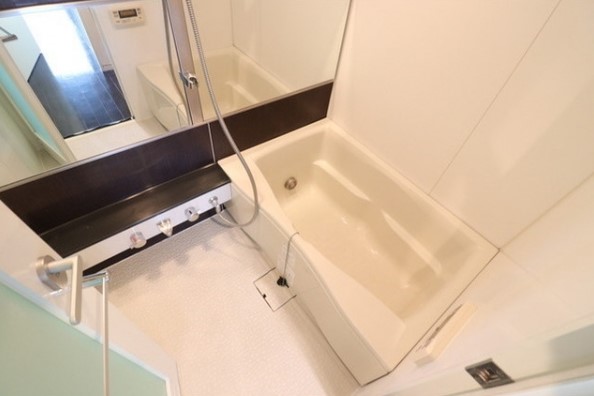 バスルームはリラックスできる広さを確保