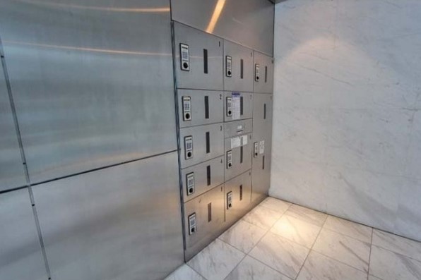 宅配ボックスもメタリックで艶っぽい