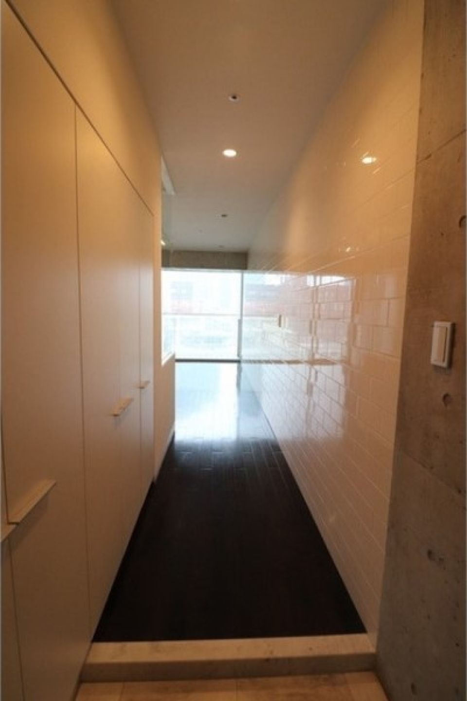 パーティションで玄関から室内が見えないようにしても良さそう