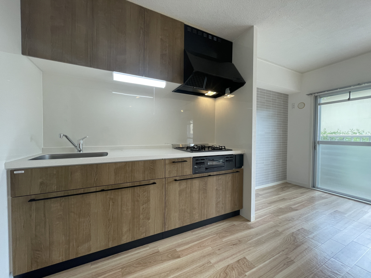 キッチンは壁付けなので空間を広く使える。ワイド210㎝で料理しやすそうです