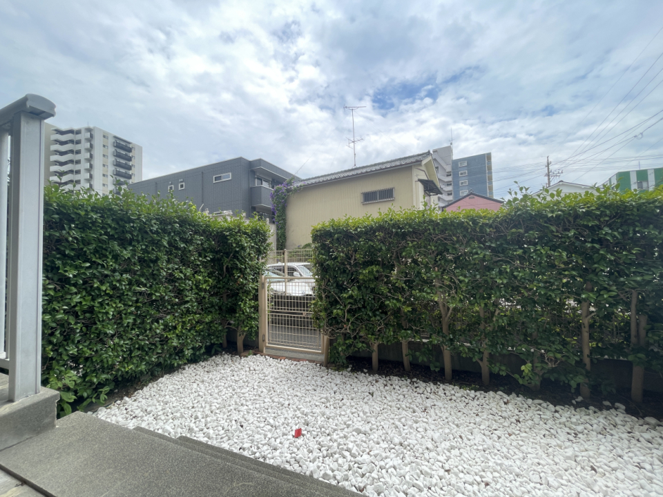 植栽で囲われています