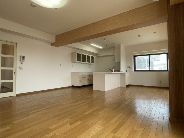 右奥がダイニングスペース。