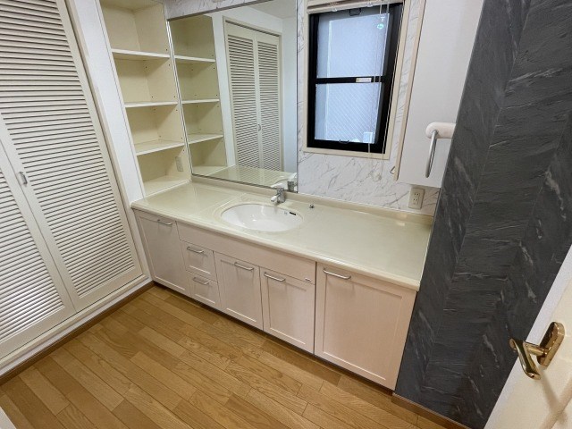 少しレトロな洗面がたまらない。