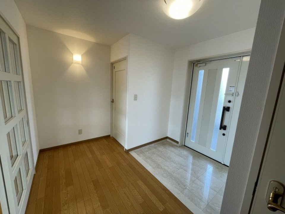 玄関は大理石調でセレブリティ。