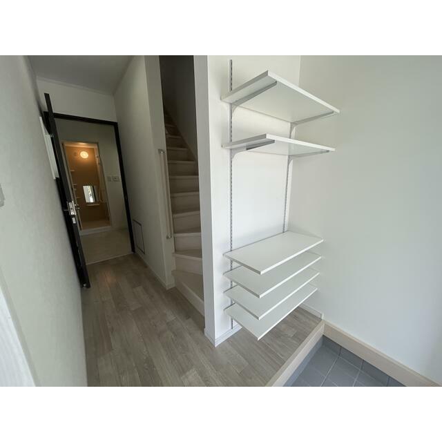 玄関
1階に水回り・ガレージがあります。