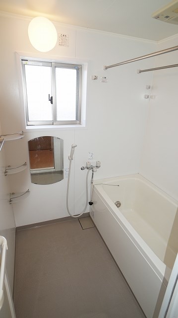 浴室
窓があるので湿気対策も◎