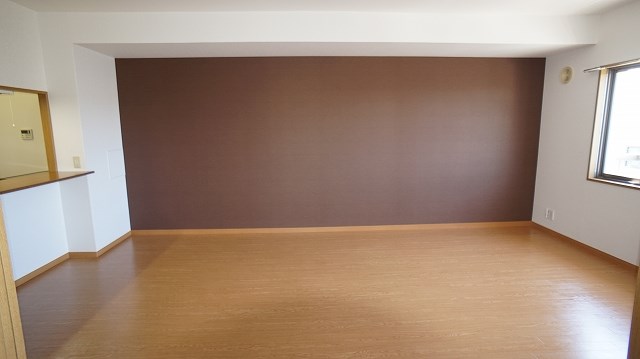 東側の壁は茶色一色。
いろんな家具が映えそう！