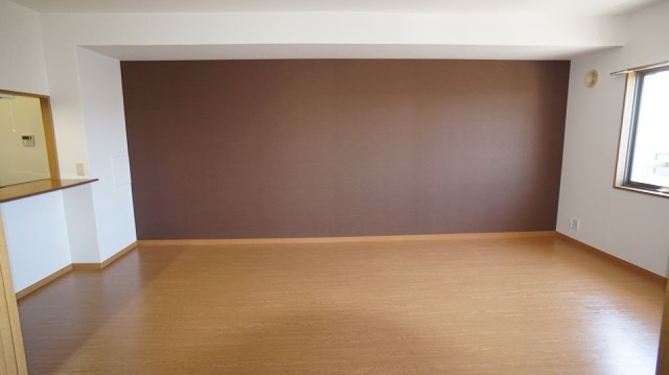 東側の壁は茶色一色。
いろんな家具が映えそう！