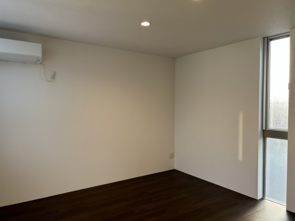 外観からも印象的な細長い窓