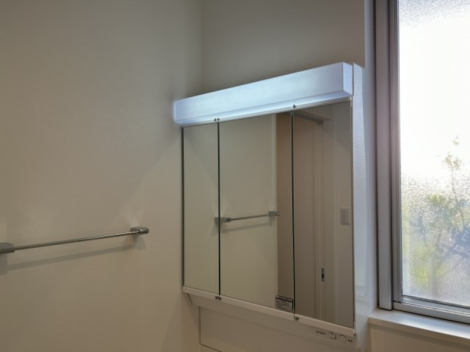 三面鏡ドレッサー付き