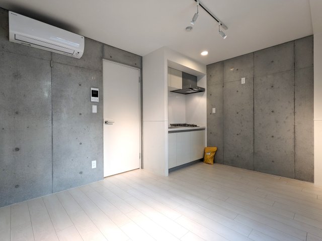 冷蔵庫はコンクリートの壁沿いに設置になります