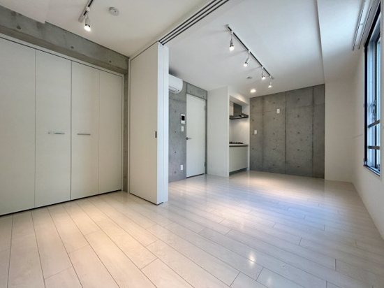 コンクリートのクールさと、照明や色合いの柔らかさが同居